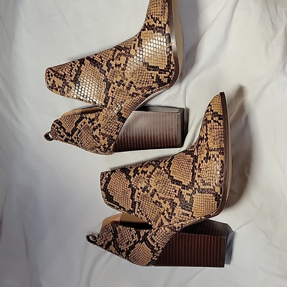 COPY - Mata Snakeskin Boots- Pointed Toe V-cut Size 8 - Picture 3 of 7